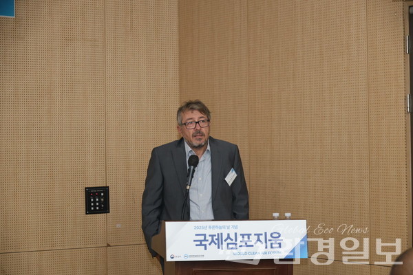 덴마크 파웰 바르고츠키 교수는 유럽연합의 건물 정책이 실내공기 질까지 포괄하도록 개정 중이라며, 공기 질을 음식·물처럼 보편적 권리로 인식해야 한다고 강조했다. /사진=박준영 기자