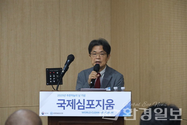 토론의 사회를 맡은 김윤신 세계푸른하늘맑은공기연맹 대표 /사진=박준영 기자