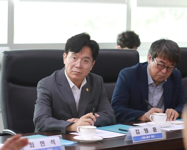 김영훈 고용노동부 장관은 9월8일 서울 동자아트홀에서 노동 현장 일선에 있는 지방고용노동관서 직원 150명과 함께 ‘우리 노동부 프로젝트’를 가동하고, 진심으로 소통하는 시간을 가졌다. /사진제공=고용노동부