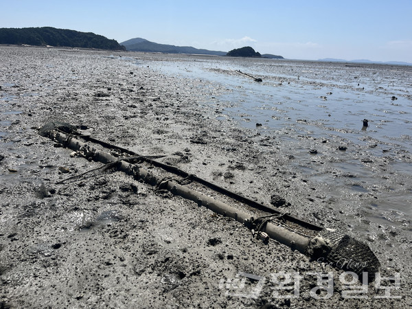 9월 5일 용유도해변 불법 칠게잡이 어구가 방치된 모습 /사진제공=인천녹색연합