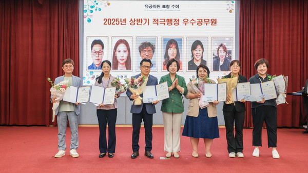 과천시, 2025년 상반기 적극행정 우수공무원으로 선정된 12명에 표창 수여  /사진제공=과천시