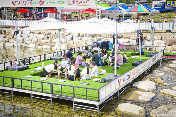 문경오미자축제장 옆 개울 금천에 설치된 수상라운지 /사진제공=문경시