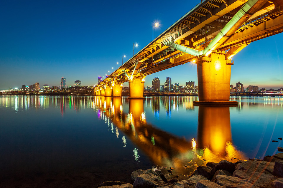 한강 다리를 수놓은 불빛과 한강 위에 비친 화려한 불빛들 /사진=환경일보DB