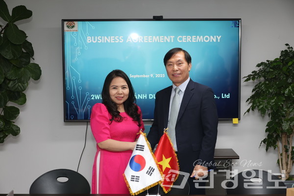 김일도 (주)투위 대표(오른쪽)와 응우옌 티 프엉 둥(NGUYEN THI PHUONG DUNG) '안 즈엉 비료 JSC' 대표가 MOU 체결 후 기념촬영을 하고 있다. /사진=박준영 기자