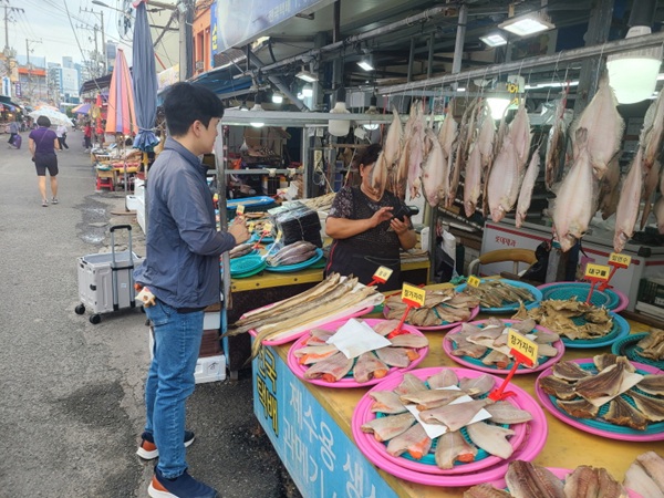 죽도시장에서 수산물과 수산가공식품 시료 체취 /사진제공=포항시