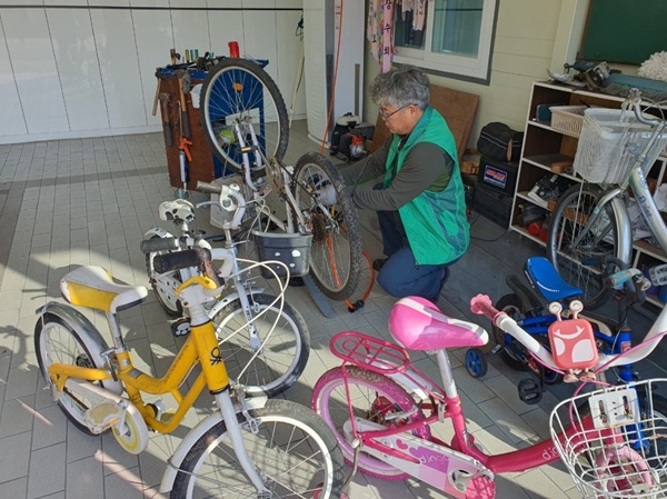 버려진 자전거 세척과 수리, 부품 교체  /사진제공=김천시