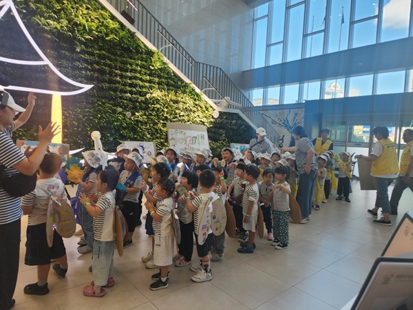 푸른환경의 날 행사 참가 어린이들 /사진제공=의성군