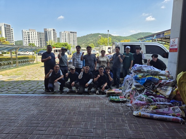 불법 광고 현수막 철거  /사진제공=구미시