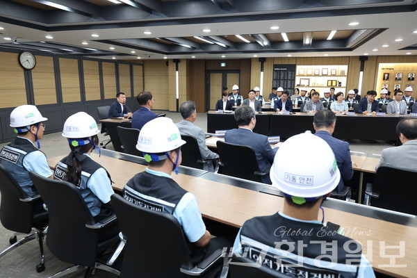 9월 8일, 대전 본사에서 열린 안전기동반원 임명식에서 안전기동반 운영방안에 대해 논의하고 있다.(사진 왼쪽 윤석대 한국수자원공사 사장) /사진=한국수자원공사