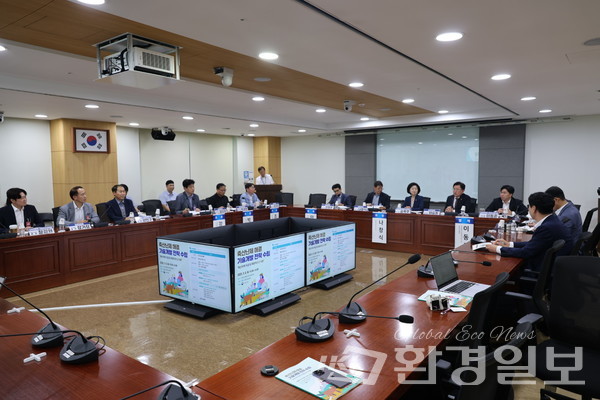 지난 8일 ‘축산 난제 해결’ 국회 토론회에서 축산 악취 저감과 분뇨 자원화를 위한 기술·제도 개선 필요성이 집중 논의됐다. /사진=박준영 기자
