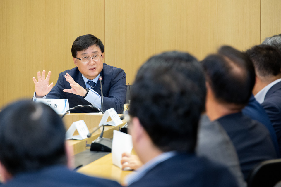 김성환 환경부장관이 11일 경기도 성남시 판교에 소재한 한화 미래기술연구소를 방문해 6개 태양광 기업 및 관련 단체와 간담회를 갖고 다양한 의견을 나누고 있다. /사진제공=환경부