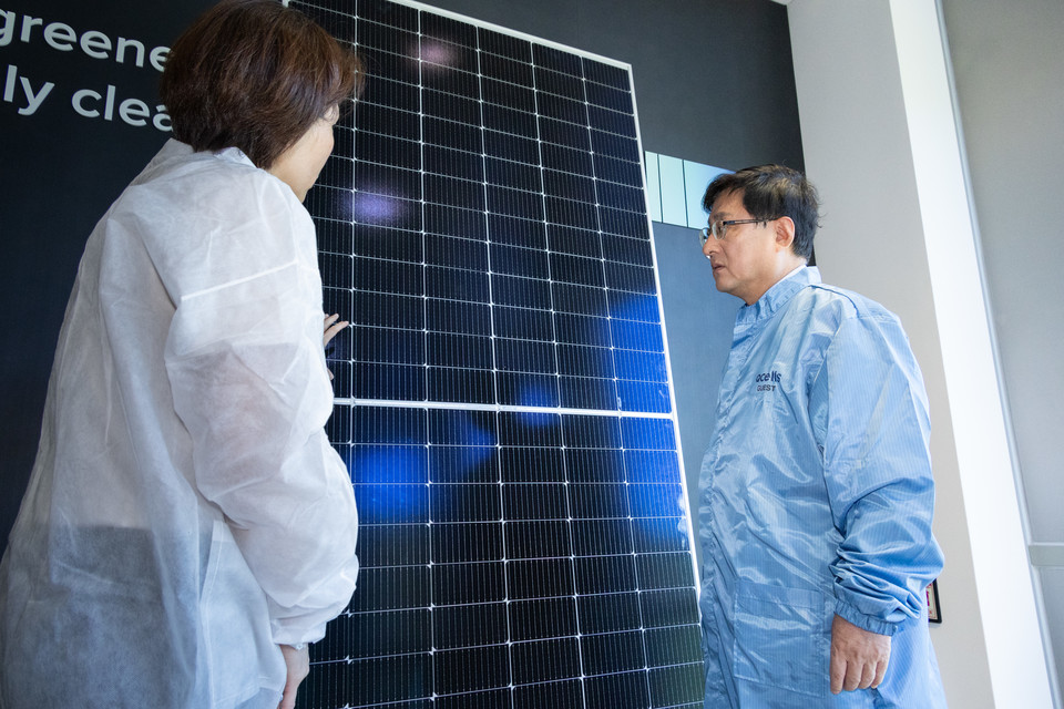 김성환 환경부장관이 11일 경기도 성남시 판교에 소재한 한화 미래기술연구소를 방문해 태양광 패널을 살펴보며 국내 태양광 산업의 경쟁력과 우수 기술개발 현황을 점검하고 있다. /사진제공=환경부