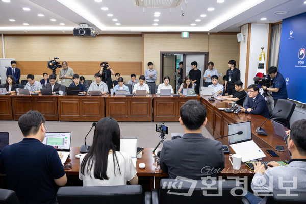 김성환 환경부 장관이 9일 서울 서초구 한강홍수통제소에서 환경부 출입기자단과 간담회를 갖고 기자들의 질의에 답하고 있다. /사진제공=환경부