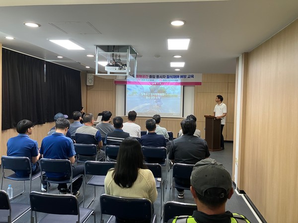 군포시 밀폐공간 출입 근로자들 대상으로 ‘하수도 밀폐공간 질식재해 예방 교육 /사진제공=군포시
