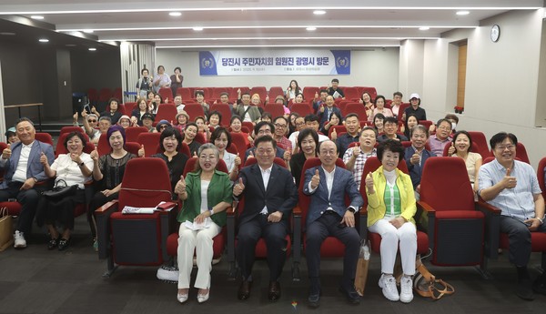 박승원 광명시장(사진 첫줄 왼쪽 두번째)이 지난 10일 광명시 평생학습원에서 광명을 찾은 당진시 주민자치회 방문단과 교류행사를 열고 기념사진을 촬영하고 있다. /사진제공=광명시