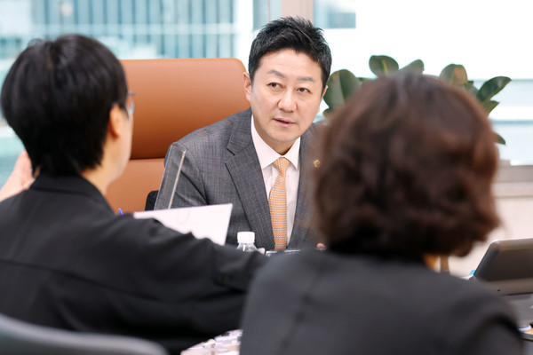 김진경 의장, 시흥시 이동노동자 이동 쉼터 확충 논의 /사진제공=경기도의회