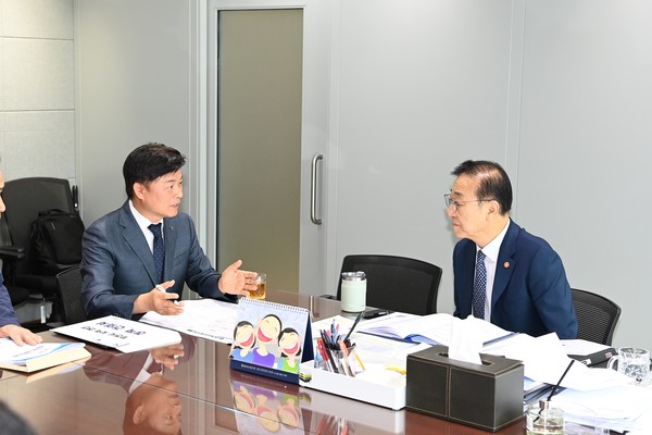 조요익 부천시장(좌측)과 김윤덕 국토교통부 장관과의 만남  /사진제공=부천시