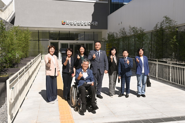 화성특례시의회 의원 도서관 방문 기념 사진 /사진제공=화성특례시