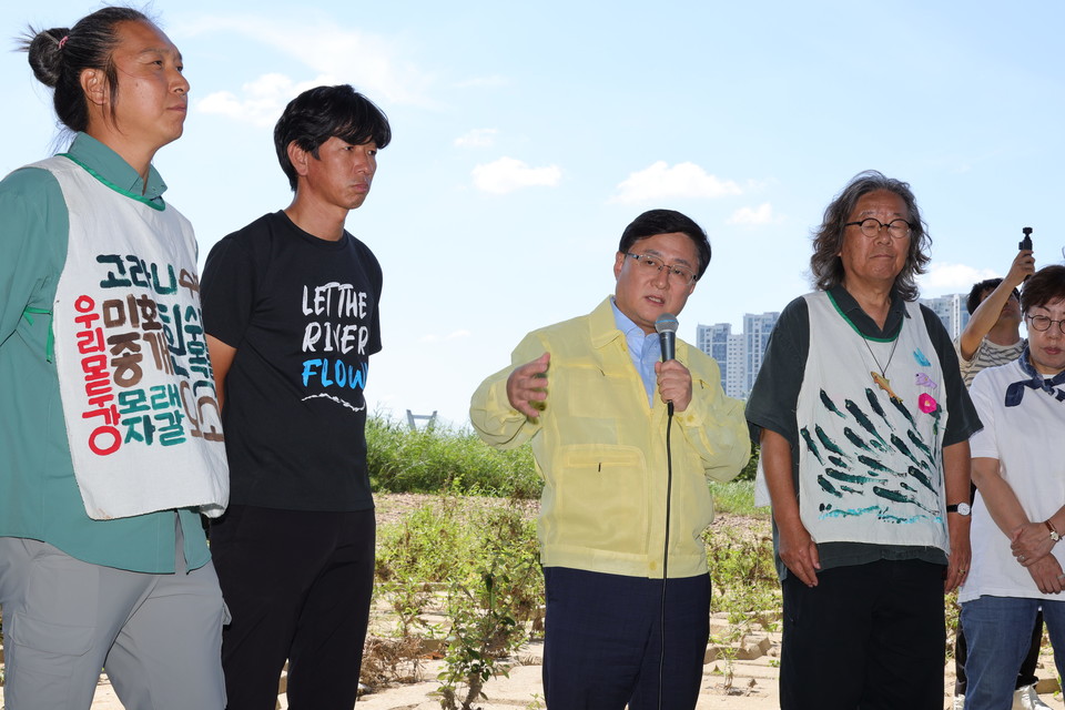 김성환 환경부 장관이 11일 세종시 세종보에서 4대강 재자연화를 요구하며 500일째 천막농성을 벌이고 있는 환경단체를 찾아 4대강 재자연화를 약속하는 등 입장을 설명하고 있다. /사진제공=환경부