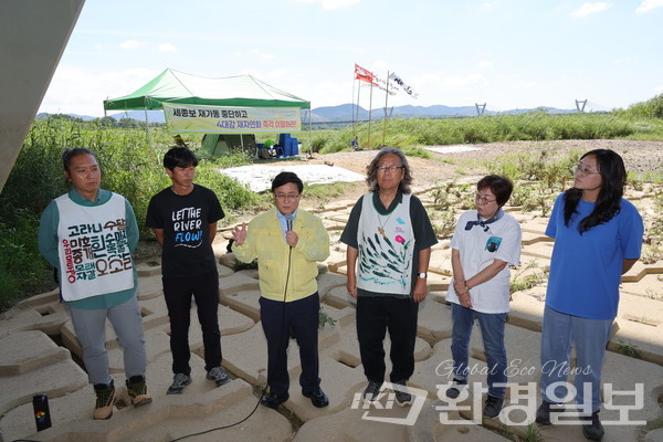김성환 환경부 장관이 11일 세종시 세종보에서 4대강 재자연화를 요구하며 500일째 천막농성을 벌이고 있는 환경단체를 찾아 4대강 재자연화를 약속하는 등 입장을 설명하고 있다. /사진제공=환경부