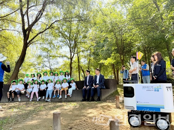 한국환경보전원과 한강유역환경청이 경기도 양평군 수풀로 양수리에 AI기반 실외 자율주행로봇 ‘수풀로버’를 도입했다. /사진제공=한국환경보전원
