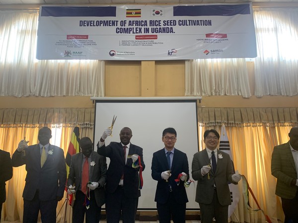착공식에서 농림축산식품부, 한국농어촌공사 관계자와 우간다 측 관계자가 기념촬영을 하고 있다. /사진제공=농림축산식품부