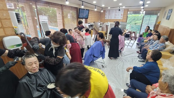 드림돌봄센터 어르신 이미용 서비스 봉사활동  /사진제공=드림돌봄센터