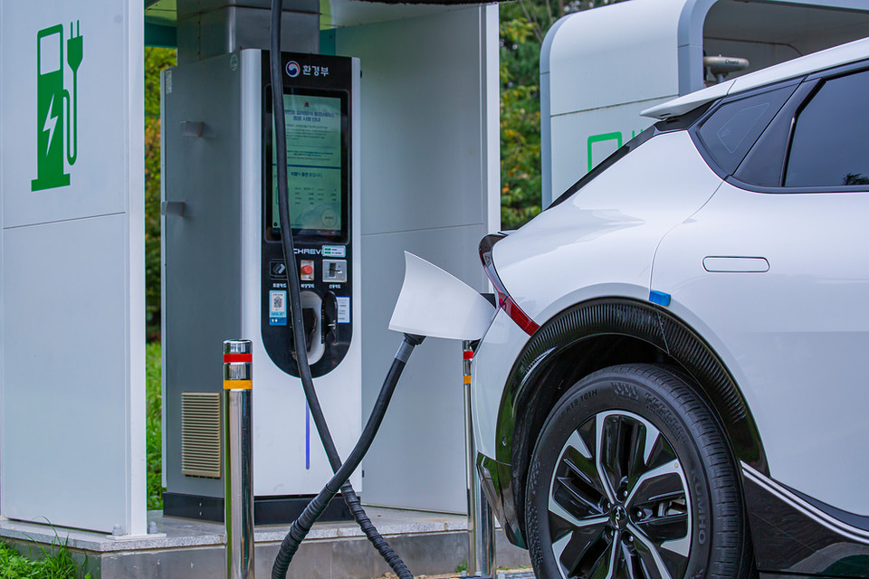 탄소중립산업법 제정, 녹색 공공조달 확대 등을 통해 국내 산업의 탄소 경쟁력을 강화하고, 내연차에서 전기차로의 전환 가속화를 지원한다. /사진=환경일보DB