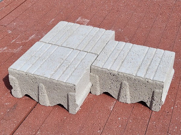 ㈜장성산업(대표 김천수)과 ㈜웨스텍글로벌(대표 최아연)이 개발·생산한 ‘무시멘트 결합틈새투수블록’과 ‘입체결합옹벽블록’ 제품 사진 /사진제공=한국저영향개발협회