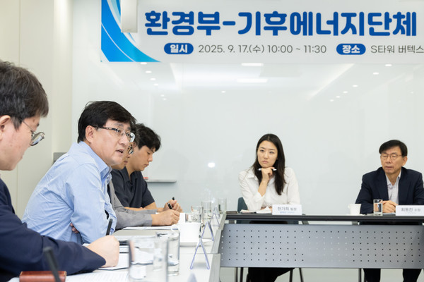 김성환 환경부 장관이 17일 서울 종로구 S타워에서 열린 기후·에너지단체와 간담회에 참석해 기후변화청년단체의 의견을 듣고 기후위기 대응 방안을 논의하고 있다. /사진제공=환경부