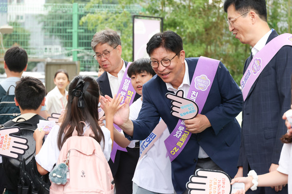 도성훈 인천시교육감이 연성초에서 유관기관 관계자들과 ‘제비꽃길 캠페인'을 진행하고 있다. /사진제공=교육청