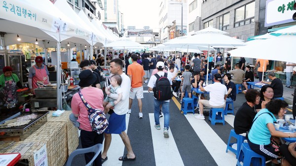 안성 장마당 축제는 하루 동안 1만 명이 방문해 단일 행사로는 최고 흥행을 기록했다.  /사진제공=안성시