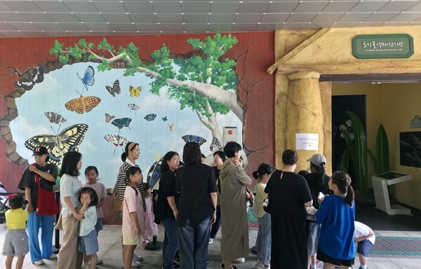  도심에서 쉽게 볼 수 없는 반딧불이를 직접 만나볼 수 있는 특별한 체험 프로그램  /사진제공=군포시