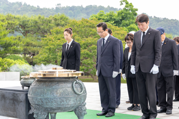 서울 국립현충원에서 개최된 추모행사에 참여한 최호권 영등포구청장 /사진제공=영등포구