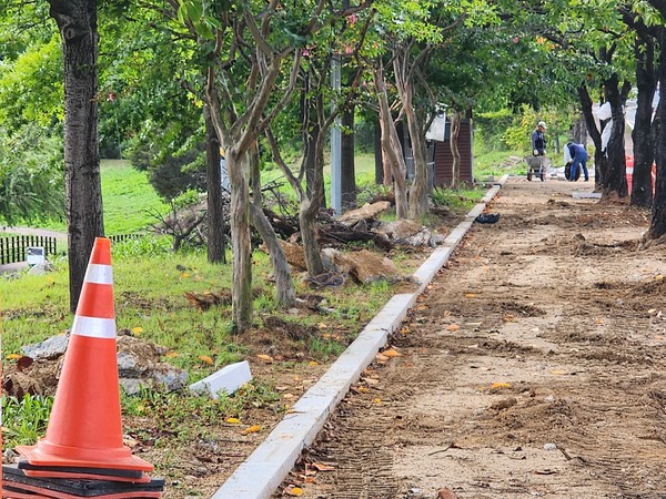 폐기물이 무단 방치된 공사 현장 /사진=김성재 기자