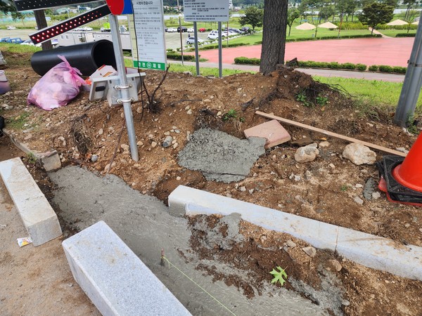 매몰 우려가 있는 콘크리트 잔여물과 주변 정리가 미흡한 현장 /사진=김성재 기자