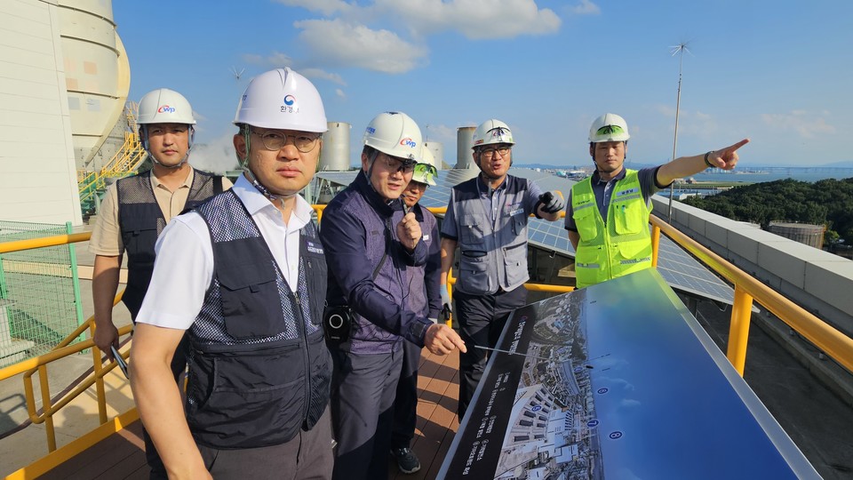 이상진 수도권대기환경청장(왼쪽 두번째)이 18일 경기도 평택시 한국서부발전㈜ 평택발전본부에 방문해 대기오염물질 방지시설을 확인하고 있다. /사진제공=수도권대기환경청