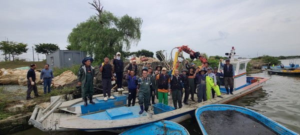 평택호 내수면어업계 평택호 폐그물 수거 등 환경정화 활동  /사진제공=평택시