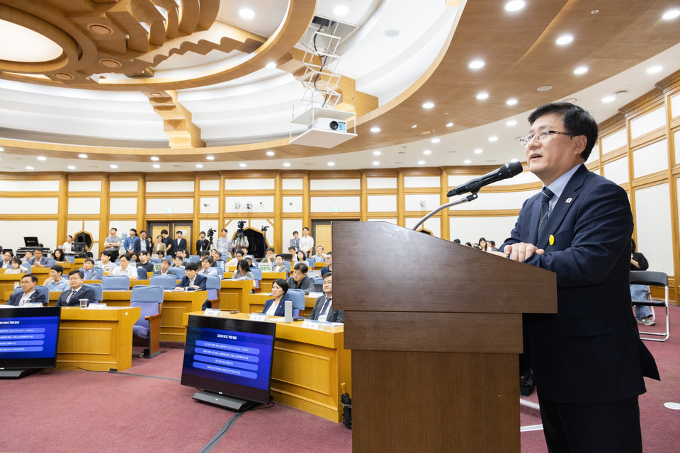 김성환 환경부 장관이 19일 서울 영등포구 국회의원회관에서 열린 ‘2035 국가 온실가스 감축목표(NDC) 대국민 공개 토론회’에 참석하여 ‘탈탄소 녹색 문명으로의 전환’ 주제로 기조발제를 하고 있다. /사진제공=환경부