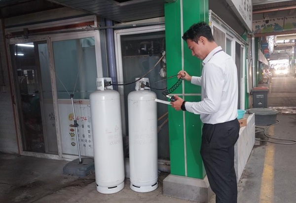 전통시장 가스배관 및 용기 안전 합동점검 /사진제공=의성군