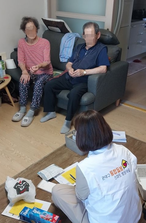 관악구 방문 약사 복약 상담 모습 /사진제공=관악구