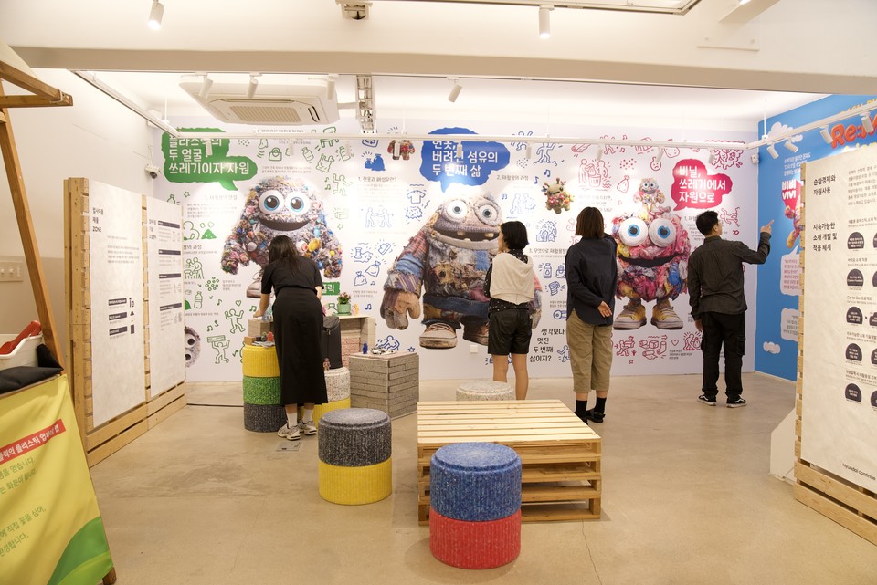 관람객들이 컬러풀 라이프 - REColor 전시회를 관람하는 모습 /사진제공=현대차