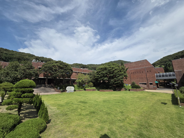 성남시 야외 공공예식장으로 운영하는 분당 율동 새마을연수원 돌뜰정원 /사진제공=성남시