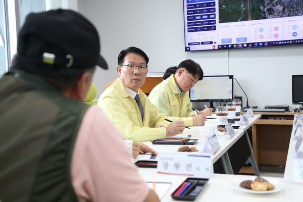 오봉지소 정책고객 간담회에서 김인중 사장이 의견을 청취하고 있다. /사진제공=한국농어촌공사