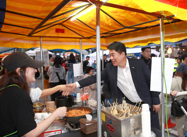 지난해 개최된 낙낙별길에서 참여 주민들과 인사 나누는 박준희 관악구청장 /사진제공=관악구