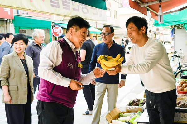 이필형 동대문구청장이 추석 명절을 앞두고 전통시장을 방문해 주민들과 소통하며 현장을 살폈다 /사진제공=동대문구