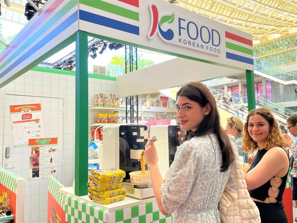 ‘K-푸드 홍보관’에서 음식을 맛보는 외국인들 /사진=한국농수산식품유통공사