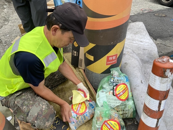 배출시간 미준수 쓰레기 스티커 부착 /사진제공=경산시