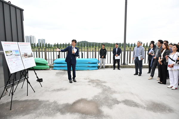 안산천 하구 선착장에 수상레저 시설 도입에 관해 설명하는 이민근 안산시장 /사진제공=안산시