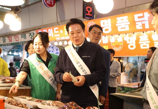 최대호 안양시장 박달시장 방문 /사진제공=안양시